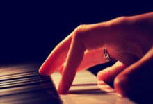 开云下载-哈斯车队险胜雷诺车队，汉密尔顿点燃赛场