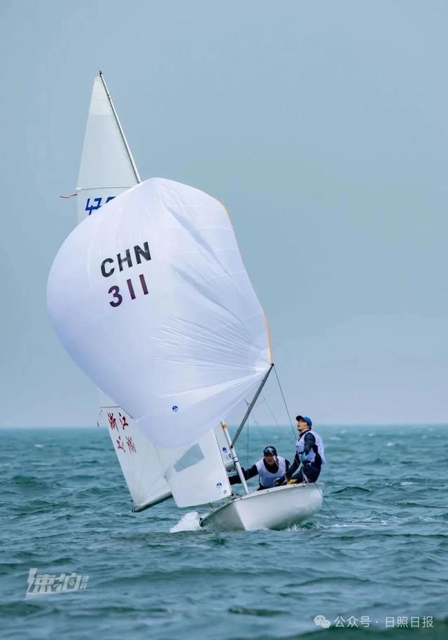 新西兰帆船运动员凭借技艺，成功登上领奖台
