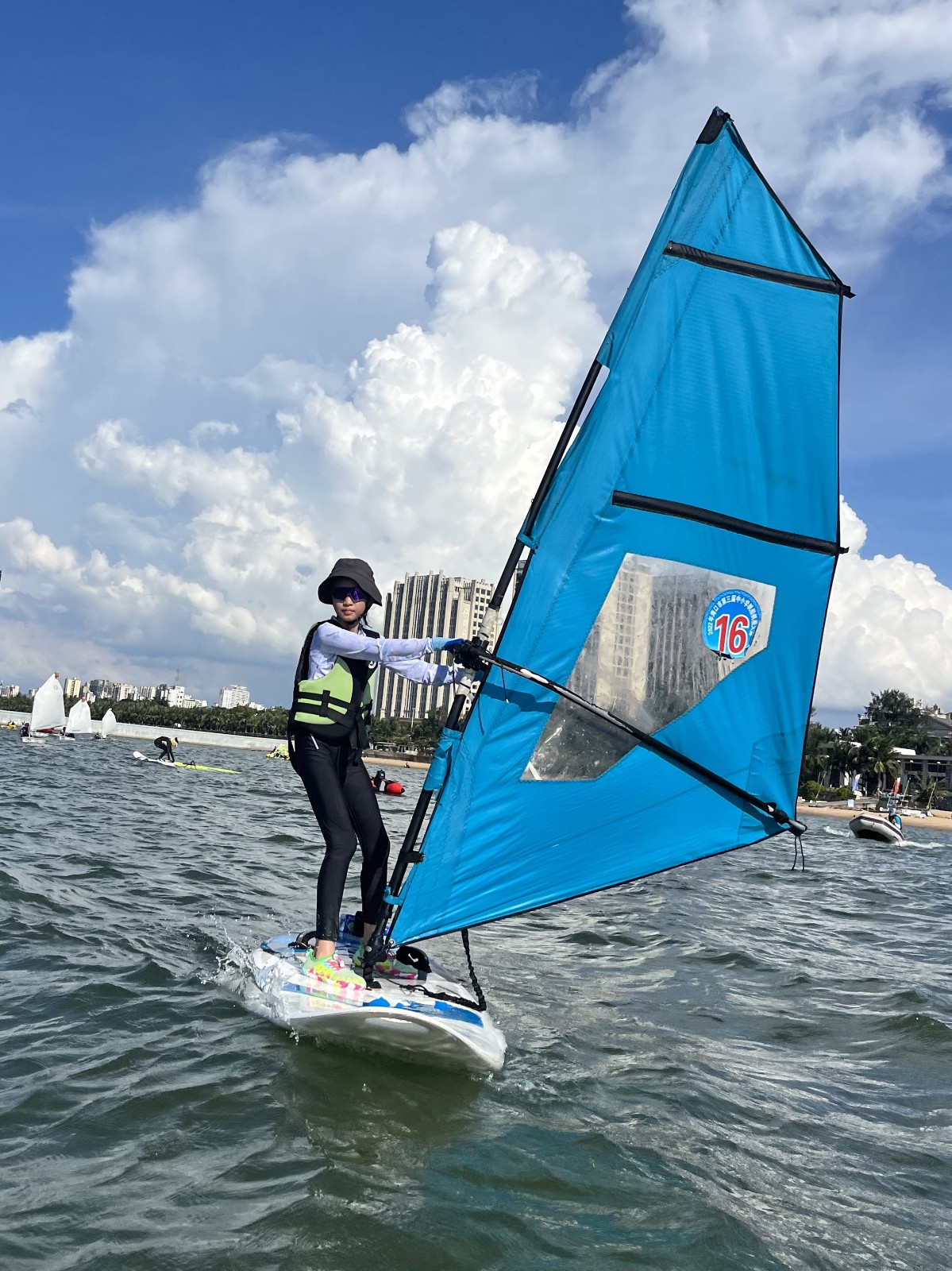 新西兰帆船运动员凭借技艺，成功登上领奖台