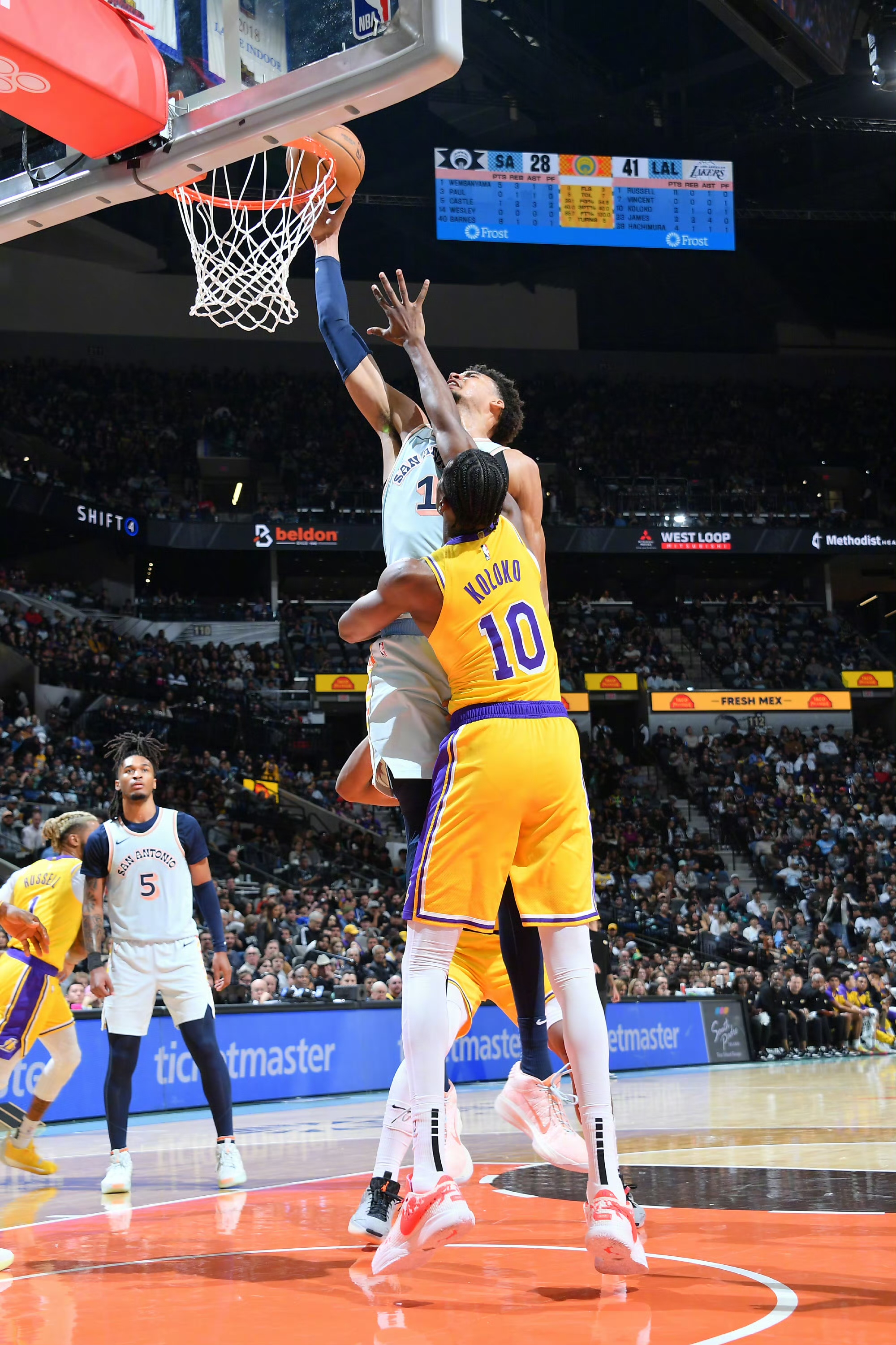 关于詹姆斯39分16篮板11助攻，湖人险胜魔术的信息