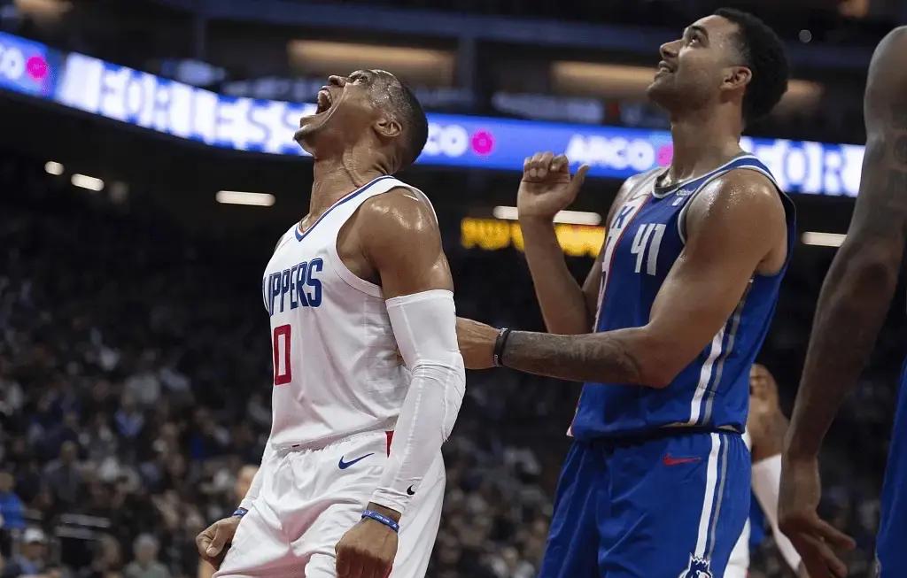 快船客场胜国王再登榜首